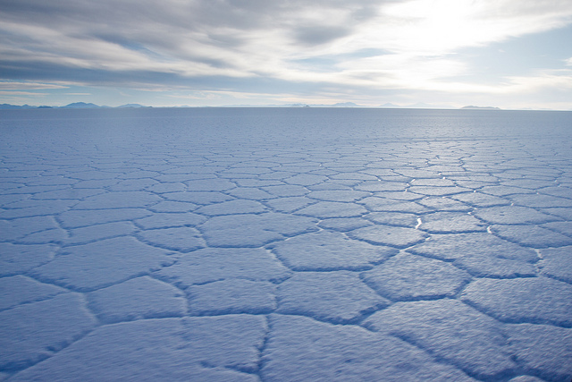 ウユニ塩湖 天空の鏡と呼ばれる絶景が広がる世界一平らな塩湖 モッシュトラベル