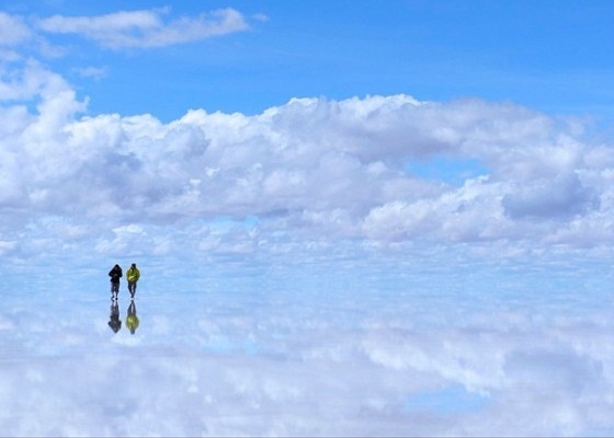 ウユニ塩湖 天空の鏡と呼ばれる絶景が広がる世界一平らな塩湖 モッシュトラベル
